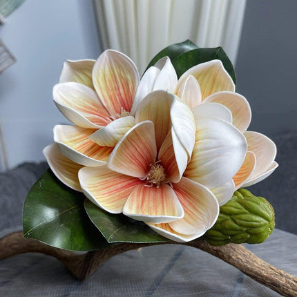 Vintage Elegance: Luxurious Magnolia Floral Arrangement with Vibrant Accents - Très Elite