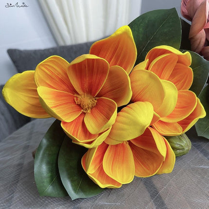 Vintage Elegance: Luxurious Magnolia Floral Arrangement with Vibrant Accents - Très Elite
