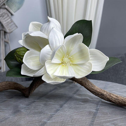 Vintage Elegance: Luxurious Magnolia Floral Arrangement with Vibrant Accents - Très Elite