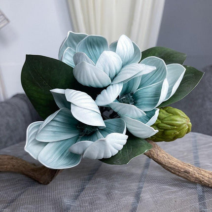 Vintage Elegance: Luxurious Magnolia Floral Arrangement with Vibrant Accents - Très Elite