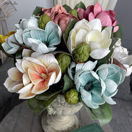 Vintage Elegance: Luxurious Magnolia Floral Arrangement with Vibrant Accents - Très Elite