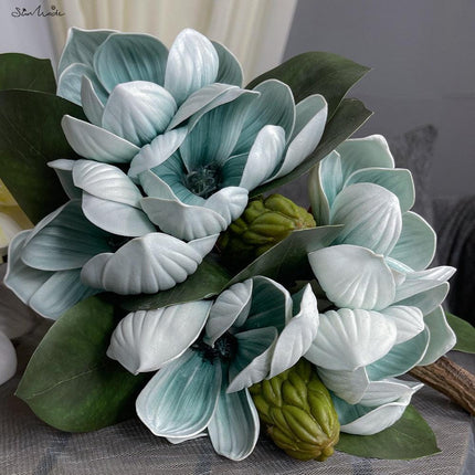 Vintage Elegance: Luxurious Magnolia Floral Arrangement with Vibrant Accents - Très Elite