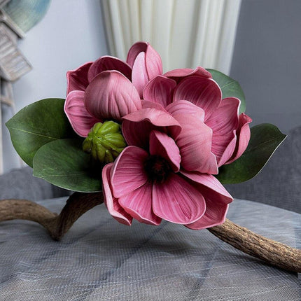 Vintage Elegance: Luxurious Magnolia Floral Arrangement with Vibrant Accents - Très Elite