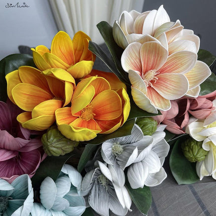 Vintage Elegance: Luxurious Magnolia Floral Arrangement with Vibrant Accents - Très Elite