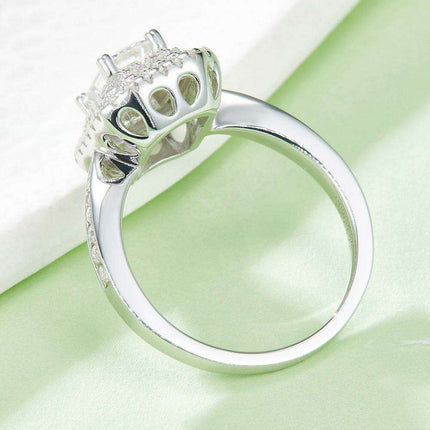Elegant 1 Carat Moissanite and Zircon Sterling Silver Ring - A Luxurious Fashion Statement