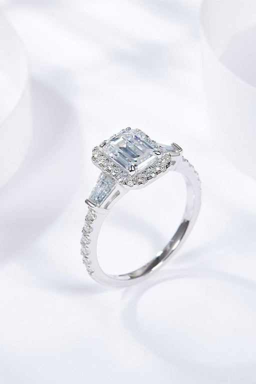 Sterling Silver Ring with Lab-Diamond Gem: Modern Minimalist Elegance