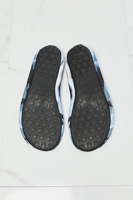 Shoreline Splash Water Shoes: Trendy Multihued Aqua Footwear for Aquatic Adventures