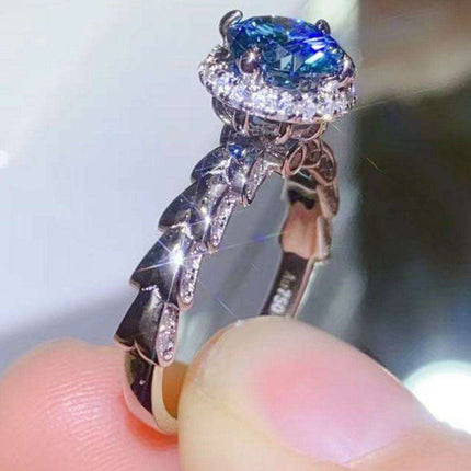 Stunning Sterling Silver Lab-Grown Diamond Ring with Dazzling Zircon Embellishments - An Iconic Fashion Statement