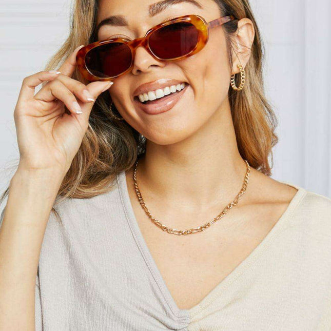 Chic Oval Sunglasses with UV400 Protection and Durable Polycarbonate Build