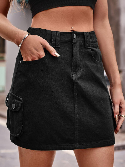 Chic Denim Skirt with Practical Pockets and Stylish Design
