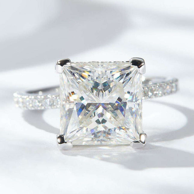 Elegant 5.52 Carat Moissanite Ring in Platinum-Plated Sterling Silver - A Timeless Lab-Diamond Masterpiece