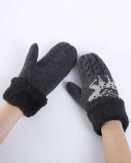 Festive Fawn Knit Gloves for a Cozy Christmas