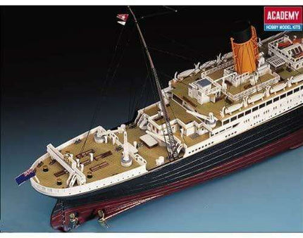 R.M.S. Titanic 1/400 Scale Deluxe Model Kit with Engraved Display Base