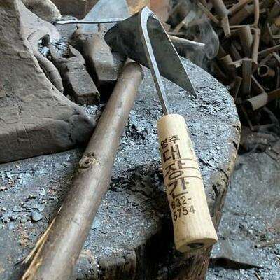 Korean Mastercrafted Gardening Hoe by No-Ki, Seok: Artisan-Quality Tool for Garden Enthusiasts