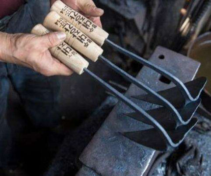 Korean Mastercrafted Gardening Hoe by No-Ki, Seok: Artisan-Quality Tool for Garden Enthusiasts