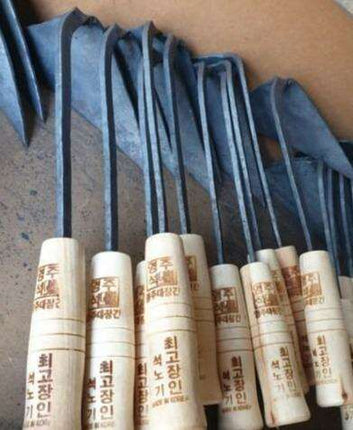 Korean Mastercrafted Gardening Hoe by No-Ki, Seok: Artisan-Quality Tool for Garden Enthusiasts