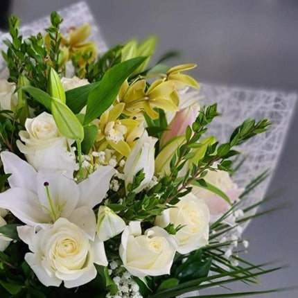 Tranquil Harmony: Sophisticated Green and White Floral Arrangement